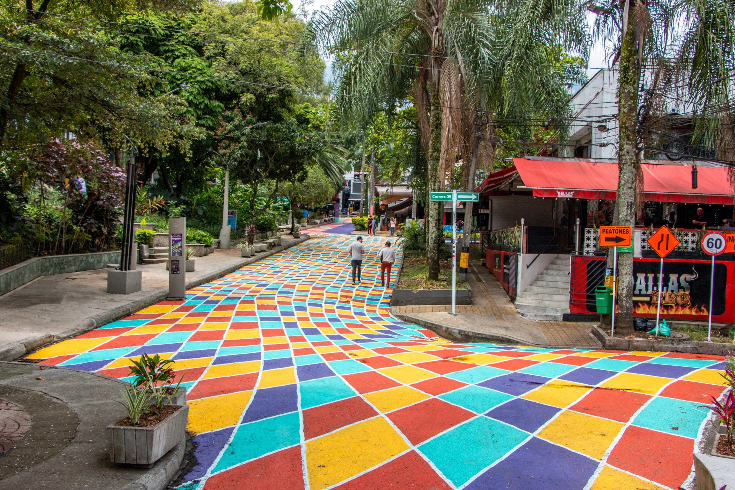 plaza el poblado, el poblado medellín