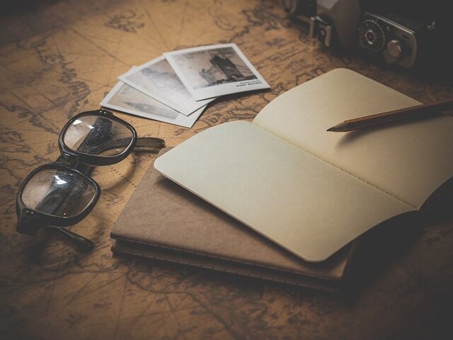 notepad, glasses, travel, cesare pavese, algo, gente, viajero